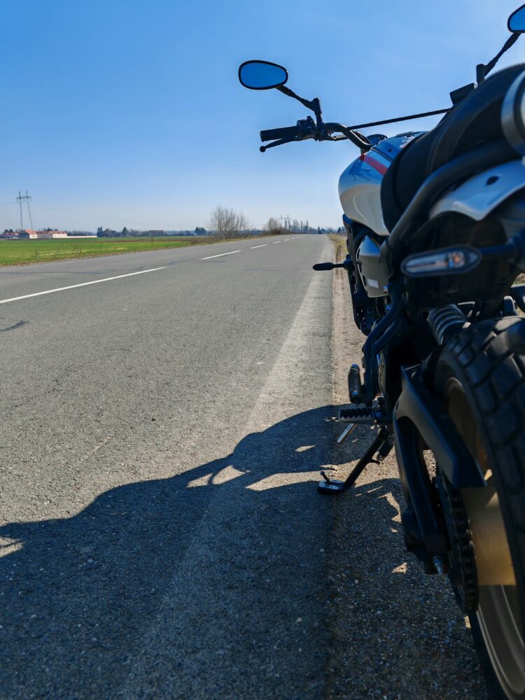 Yamaha xsr700 engine and straight line performance review motostatz